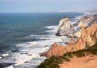 „Aqui... Onde a terra se acaba e o mar começa....”