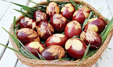 4 soluţii naturale şi sănătoase pentru a vopsi ouăle