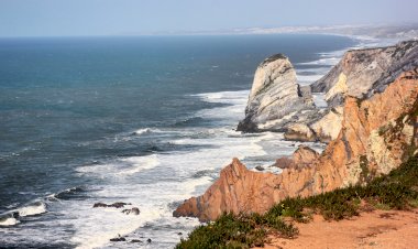 „Aqui... Onde a terra se acaba e o mar começa....”