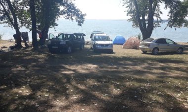 Kilometri de gunoaie pe malul lacului Costești-Stânca