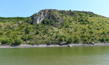 „Stânca Dragostei” de pe malul Ciuhurului