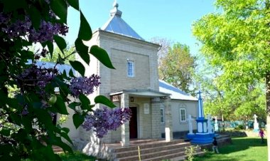 Noi plecăm din satul nostru, satul nu pleacă din noi