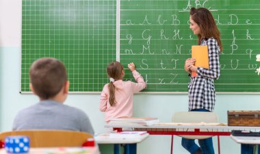 Elevii nu-și mai aleg modelele din rândul profesorilor, ci de pe instagram sau cele promovate de televiziuni