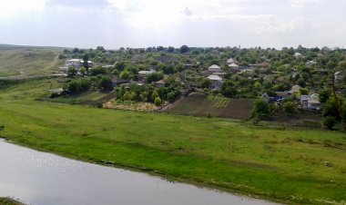 Satul din munții... Basarabiei