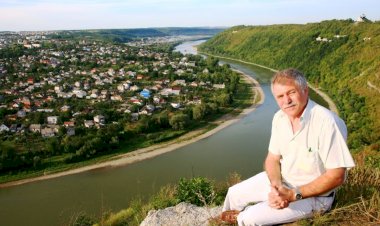 Moldo-ivanii. Pe două scaune… stricate și rușinoase