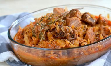 La plăcinte, înainte! Ciorbă țărănească de porc cu varză murată