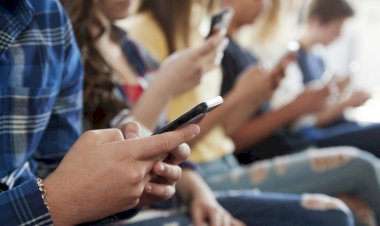 Profesori cu pregătire clasică (încă), față în față cu o generație a digitalilor nativi