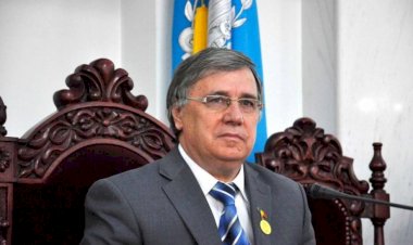 „Doru-mi-i de dumneavoastră/ Ca unui zid - de o fereastră”