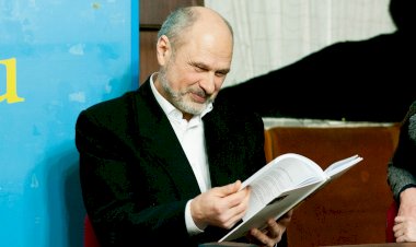 Văd cerul integral, profund și albastru