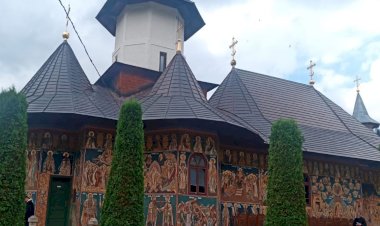 La mormântul părintelui Justin Pârvu. Un pelerinaj la Mănăstirea Petru Vodă