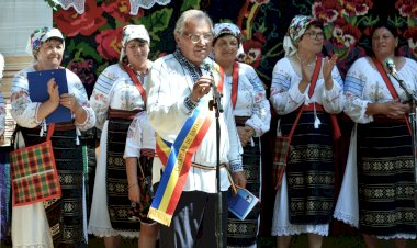 „Cupcuiul meu cel drag, cu datini din străbuni,  Tu vii dintr-o poveste cu plai și oameni buni…” (Cupcuiul din poveste)