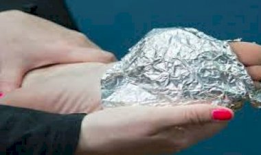 Înfășurați-vă picioarele în folie de aluminiu!