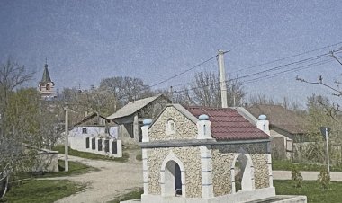 În brațele satului care țese veșnicia