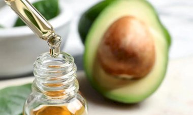 Uleiul de avocado: elixirul natural pentru piele și păr