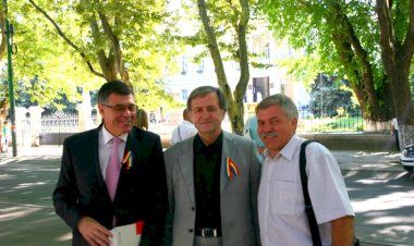 Eu sunt cu cei ce nu se lasă/ De mamă, limbă și pământ