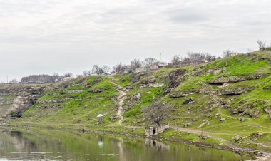 Lunca Răutului, între izvoare și stânci