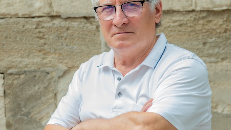 „Florile atât de bine știu să acopere tăcerea noastră”