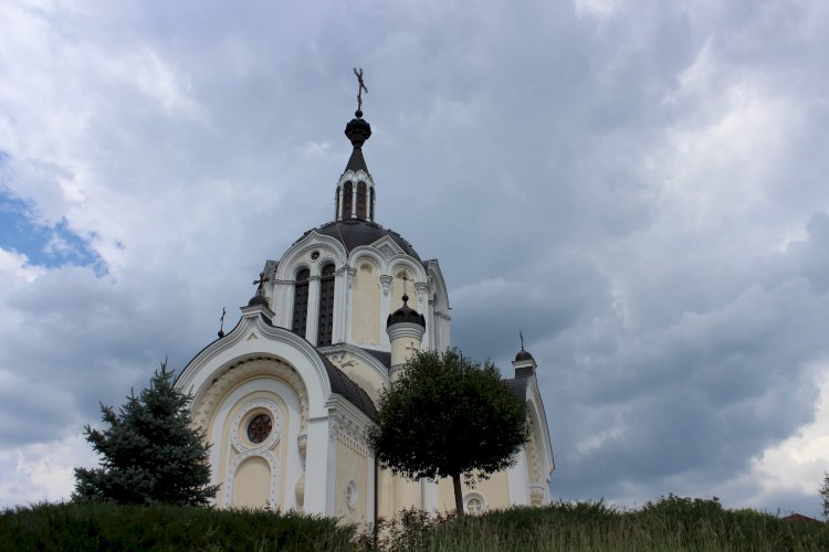 Biserica cu  hramul Adormirii Maicii Domnului din satul Donici