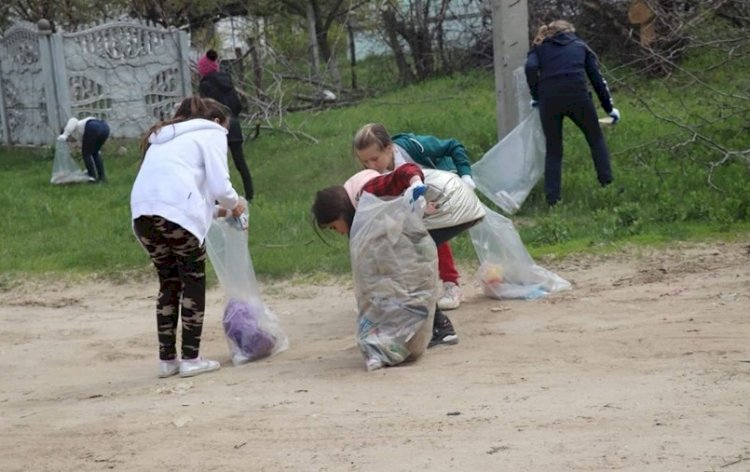 Elevii Liceului „N. Donici” demonstrează activism civic și dragoste de sat prin fapte concrete