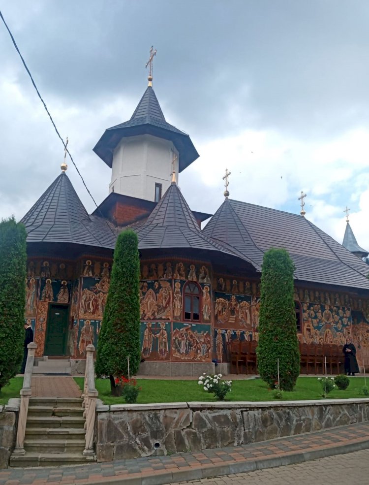 La mormântul părintelui Justin Pârvu. Un pelerinaj la Mănăstirea Petru Vodă