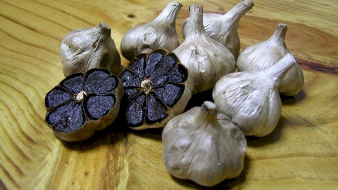 Beneficiile usturoiului negru