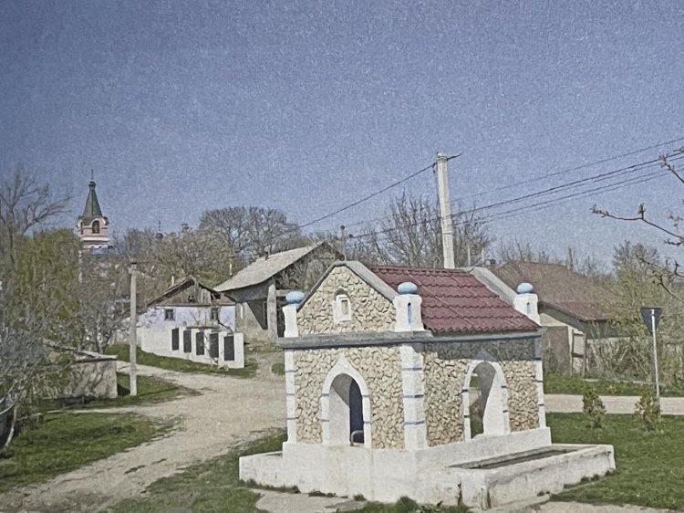 În brațele satului care țese veșnicia