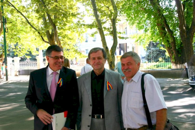 Eu sunt cu cei ce nu se lasă/ De mamă, limbă și pământ