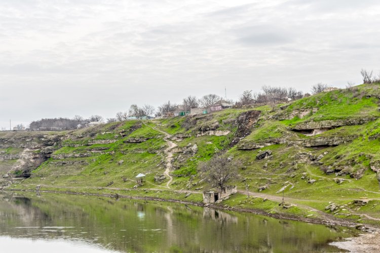 Lunca Răutului, între izvoare și stânci