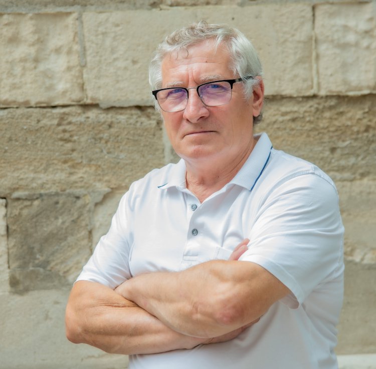 „Florile atât de bine știu să acopere tăcerea noastră”
