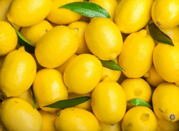 Fructul care poate elimina mirosurile neplăcute din frigider